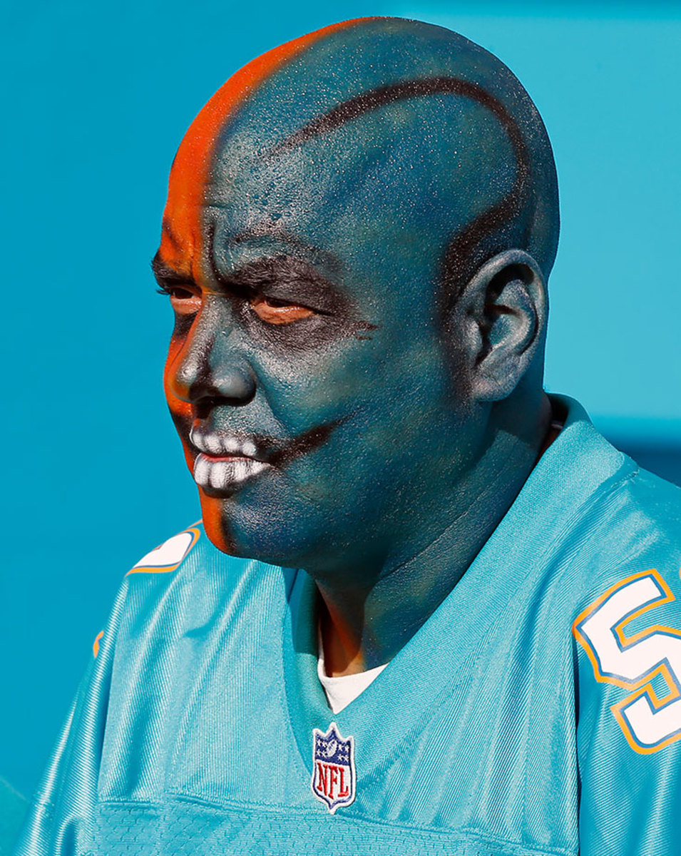 2016-0729-Miami-Dolphins-training-camp-fan.jpg